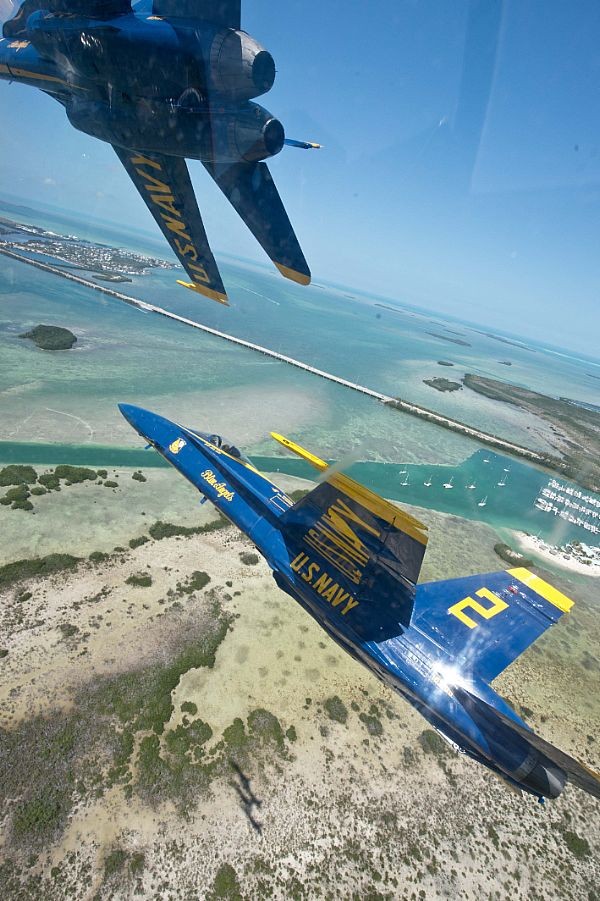 Các máy bay của phi đội bay trình diễn Thiên thần xanh/Blue Angels của Hải quân Mỹ.
